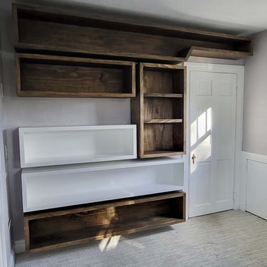 Picture of bookshelves created by White and Wood Custom Carpentry in Orlando Florida