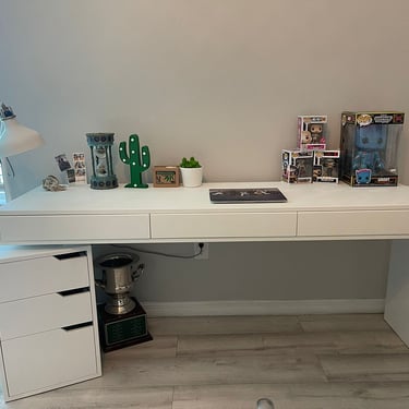 Picture of wooden desk designed by White and Wood Custom Carpentry in Orlando Florida