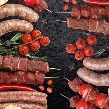Assortiment Viande halal crue : brochettes de bœuf, merguez et saucisses avec tomates cerises.