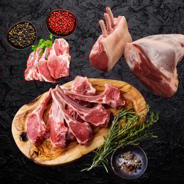 Agneau halal cru : côtelettes, morceaux et gigot avec herbes fraîches sur planche.