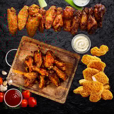Produits halal surgelé : ailes marinées, nuggets panés et sauce sur planche en bois.