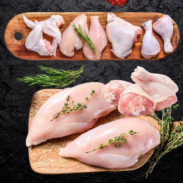 Poulet halal cru : filets, cuisses et morceaux avec herbes fraîches sur planche.