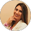 Imagem de perfil de uma mulher com camiseta branca sorrindo