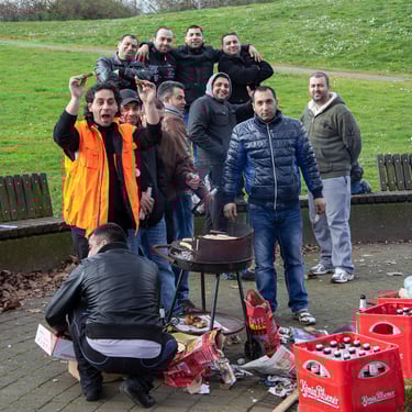 Reinhard Mokros: Junge Männer beim Grillen im Park