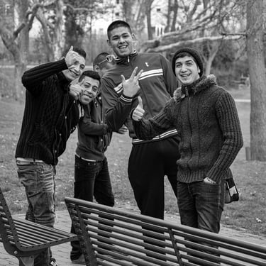 Reinhard Mokros: Gruppe Jugendlicher im Park in Duisburg-Hochfeld