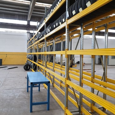 scaffalatura porta gomme in un magazzino