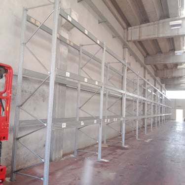 scaffalatura porta pallet in un magazzino
