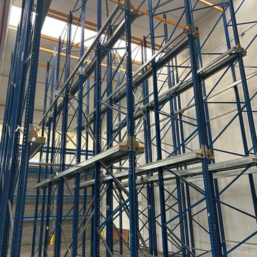 scaffalatua drive in in un magazzino