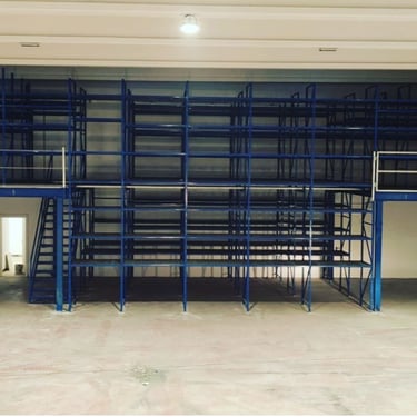 scaffalatura soppalcata in un magazzino (Dynamik Work Services)