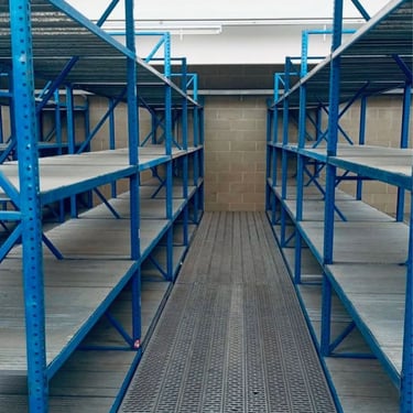 scaffalatura soppalcata di un magazzino