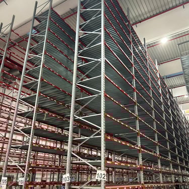 scaffalatura porta pallet in un grande magazzino