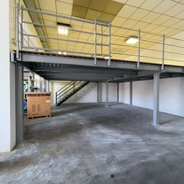 soppalco industriale in un magazzino