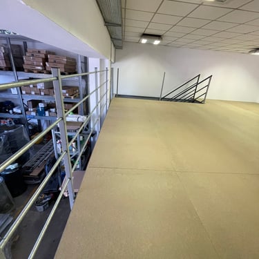 soppalco industriale in un magazzino