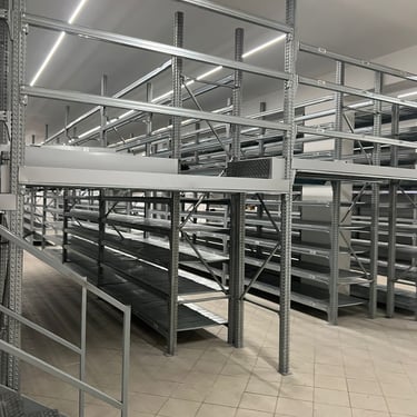 scaffalatura con passerella