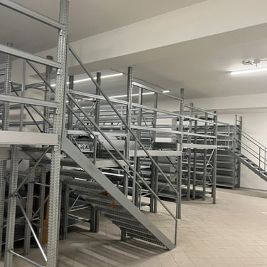scaffalatura soppalcata realizzata da dynamik work services