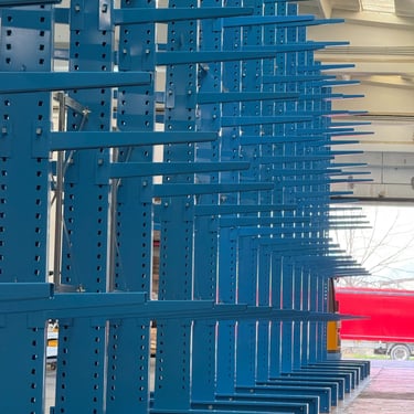 scaffalature cantilever ion un magazzino