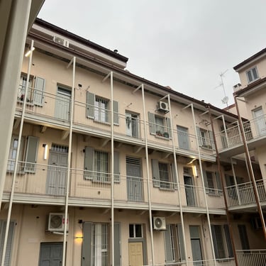 balconata di una palazzina realizzata da dynamik work services