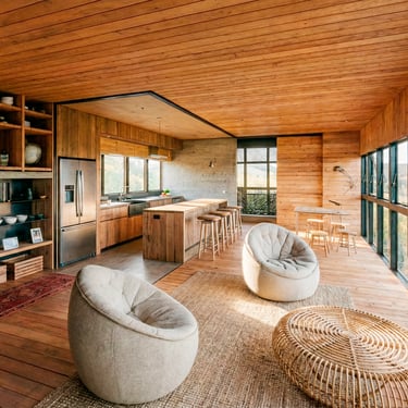 Interior calido en madera y grandes ventanales. casa puente. moderna. arquitectura con sentido. arquitecto pablo suarez.