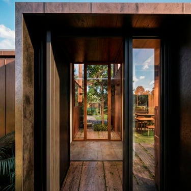 Ingreso a hall y patio interno en casa moderna. casa rancho. arquitectura con sentido.