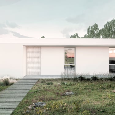 fachada de casa moderna y minimalista blanca con jardin y vegetación. diseñada por Arquitectura con Sentido