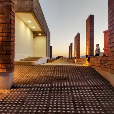 iluminación calida de casa moderna con materiales nobles y calidos. proyecto de arquitectura con sentido