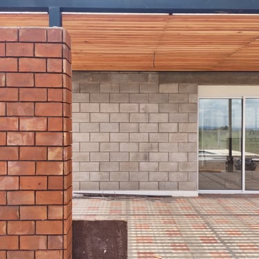 Galería de madera tipo deck y chapas transparentes. casa moderna y minimalista con materiales cálidos. arquitectura con sen.