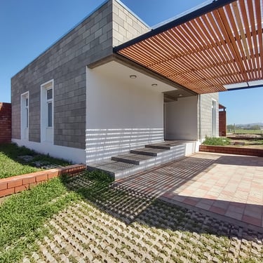 casa moderna y simple. minimalista. con materiales nobles, ladrillo, bloques, madera. en tres gracias, alta gracia. A+S