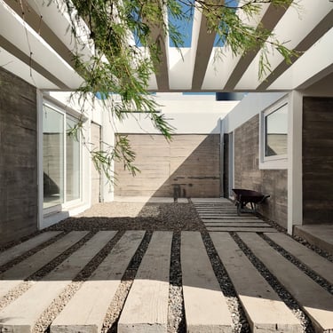 Una casa moderna de hormigón visto con una pergola y un patio interno. diseño y construcción arquitectura con sentido