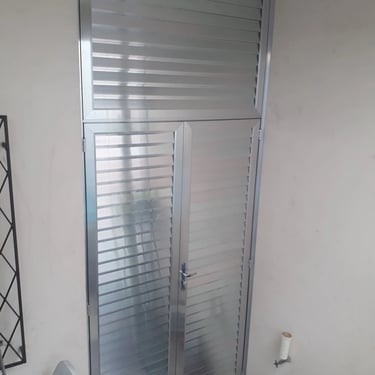 porta alumínio para fechamento de armários de luz