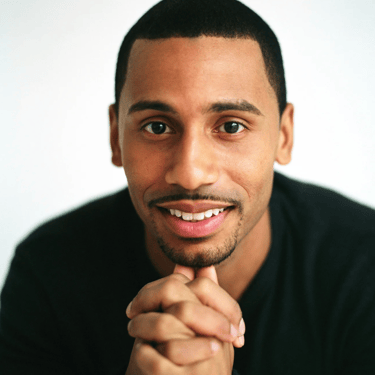 Force Prévention Sécurité - Agent de sécurité qualifié en mission de surveillance devant des bureaux