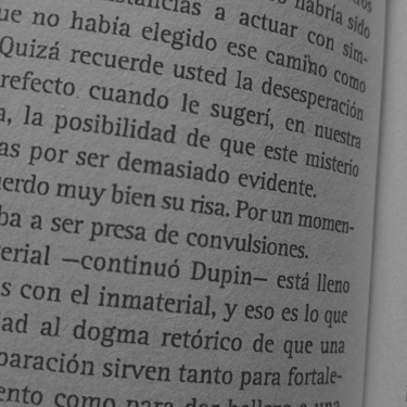 Primer plano de texto en español en un libro abierto, misterio.