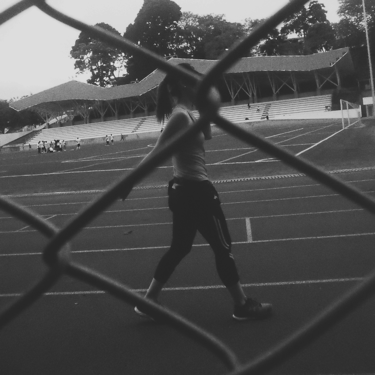 Fotografía callejera de una mujer caminando en un parque.