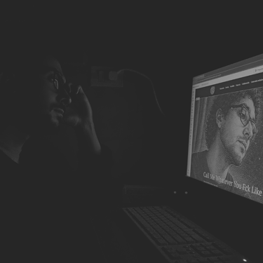 Hombre frente a monitor con pagina web "Call Me Whatever You Fck Like".