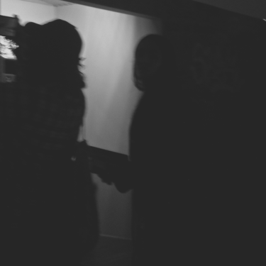 Siluetas borrosas en la oscuridad, atmósfera misteriosa en blanco y negro.