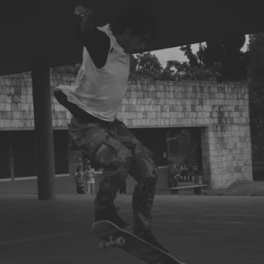 Captura de un skater en pleno truco, fotografía callejera con alto contraste en blanco y negro.