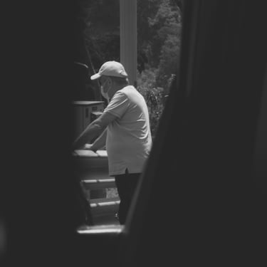 Un hombre con gorra y mascarilla en un momento de espera o tránsito.