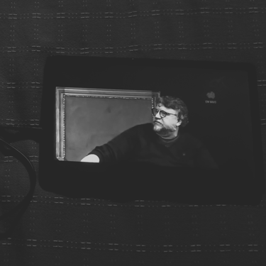 Guillermo del Toro en una pantalla de tableta, imagen en monocromo.