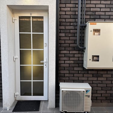 kondicionieriaus daikin sensira isores blokas rxf35e sumontuotas salia iejimo i nama ant zemes