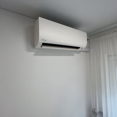 kondicionieriaus daikin sensira baltas vidaus blokas ftxf35e sumontuotas miegamajame ant sienos