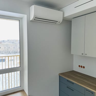 baltas daikin sensira ftxf35e kondicionierius sumontuotas virtuveje ant sienos