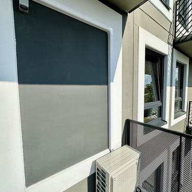 kondicionierius daikin sensira rxf35e sumontuotas ant grindu daugiabucio balkone