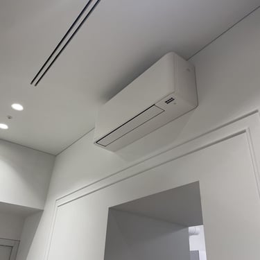 baltas daikin stylish vidaus blokas ftxa35aw sumontuotas bute virs kambario duru