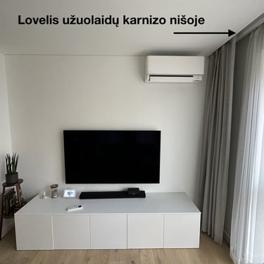 baltas daikin stylish vidaus blokas ftxa35aw sumontuotas svetaineje virs televizoriaus