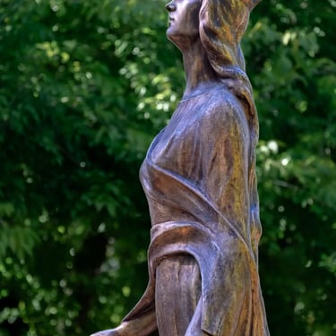 Side view of Saint Barbara’s upper body, with a visible crown representing her saintly status on Dabóczi’s sculpture.