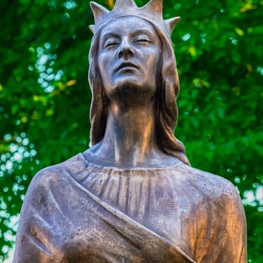 Upper body of Saint Barbara, showing her robe’s draping and another angle of her crowned head.