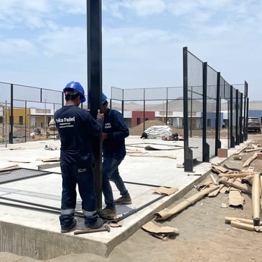 Montaje de estructura de cancha de pádel