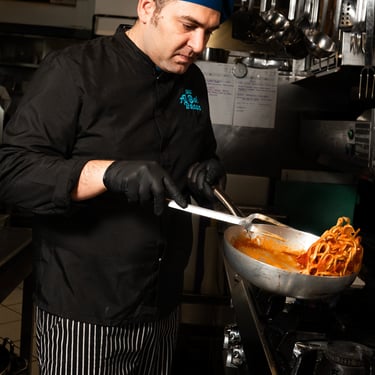 Chef Vito Amodio impiatta il tagliolino allo scampone