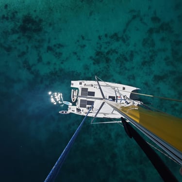 vue spéctaculaire en haut du mat jaune de onecat