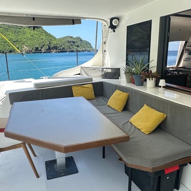 cockpit spacieux avec table pour 8 personnes