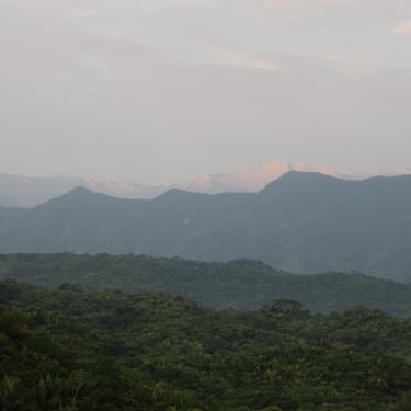 alt="Vista de la Sierra Nevada de Santa Marta desde Dibulla, montañas y naturaleza"